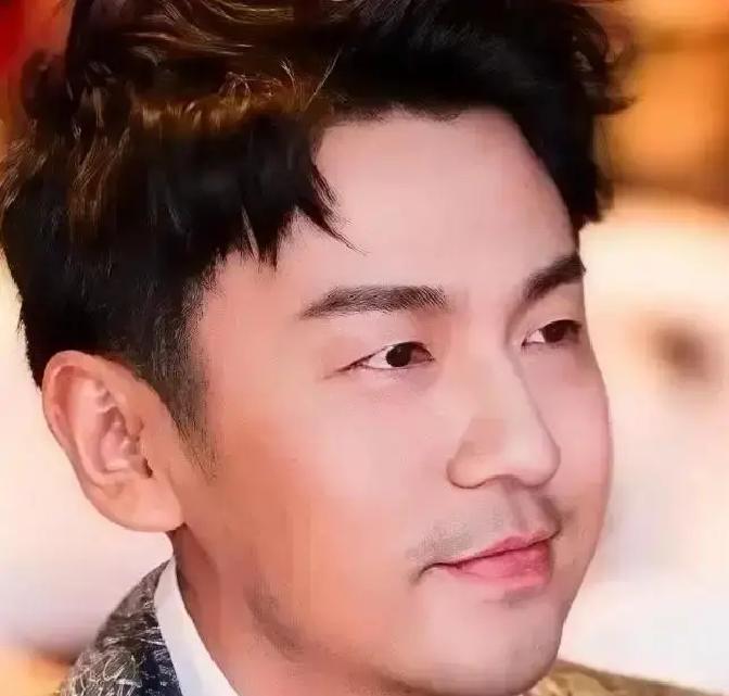 网上那些写雷佳音被老婆剪碎围巾的煽情小作文，居然还有那么多人深信不疑。
传得有鼻子有眼的，说什么雷佳音拍戏回家没饭吃，质问老婆，结果看到沙发上被剪烂的苏绣围巾，当场吓得手抖。
稍微翻翻正经采访就知道，压根就没这档子事。
雷佳音公开聊过不少次，他和翟煦飞是大学同班同学，2010年领证那会儿穷得叮