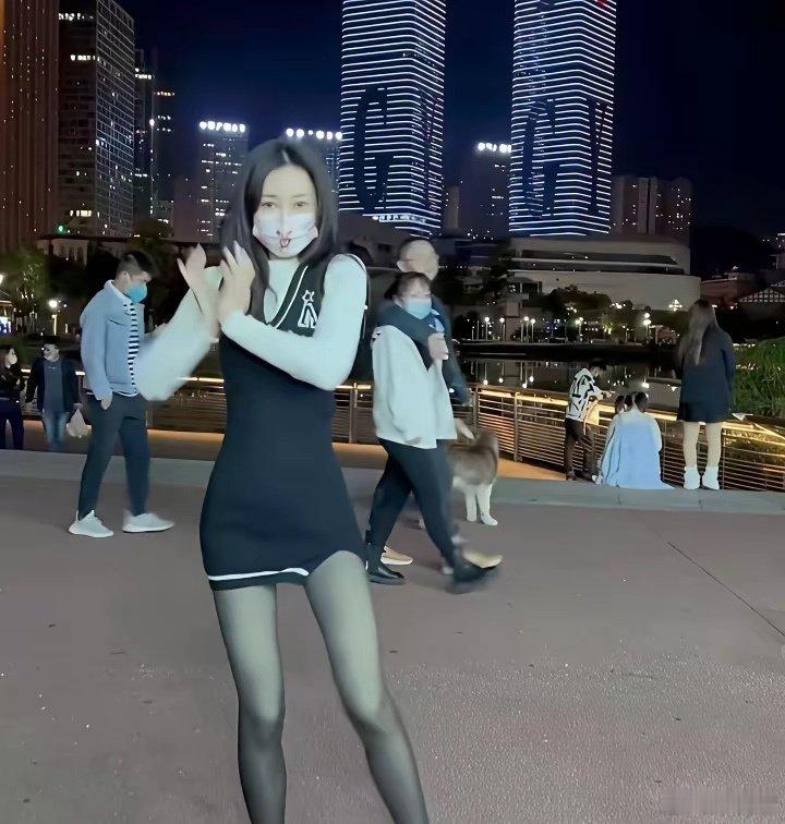 柳岩行为惹争议！穿黑丝打扮街头跳舞，路人疑惑走过无人识 ​​​