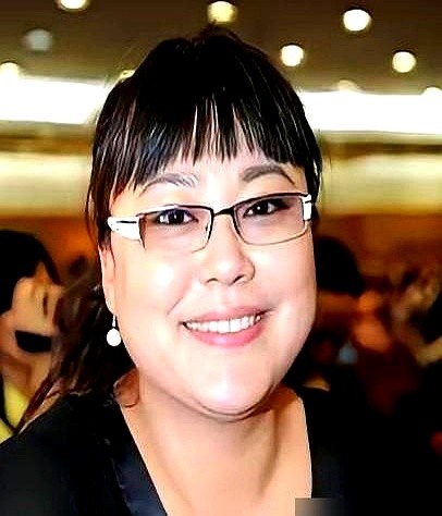 嫌片酬低差点拒演，结果这个配角让她火遍全国。

当时李菁菁拿到《金婚》剧本，一看报价直摇头。

她妈在旁边扫了一眼主创名单，甩出一句话：“导演郑晓龙，主演张国立、蒋雯丽，你还犹豫啥？”

这真是听劝！她咬牙拿下“庄嫂”，硬是靠着那股泼辣劲儿把人物演活了。

这笔账算得太明白啦。有些钱是眼前的现金，有