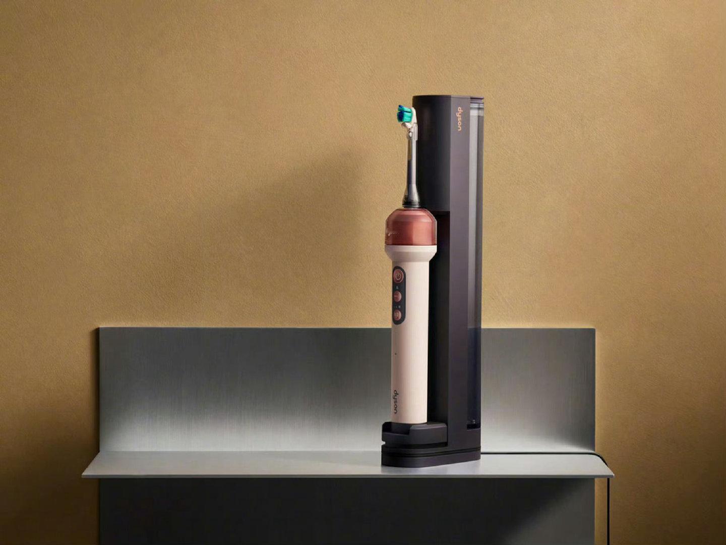 #3899元的戴森牙刷真不坑穷人# 

就是把电动牙刷+冲牙器+摄像头+AI图像识别弄在一起了。这东西大家觉得几分实用？几分噱头？

买个常规的电动牙刷，再弄个水牙线，再定期洗牙，日常口腔护理基本就差不多了，花不了3899。 ​