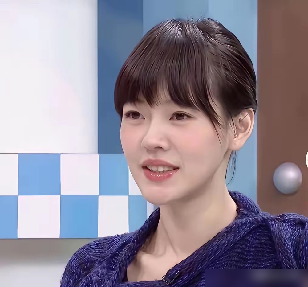 王伟忠早看透了，大S是侠女，小S是跟班。
大S演杉菜红遍亚洲，转头拿影后，结婚离婚都惊天动地，美容大王的标签焊死在自律上。
小S呢，综艺里疯疯癫癫百无禁忌，观众笑完就完了，主持、唱歌、演戏全试过，评价还是那句谐星。
最扎心的是，小S在镜头前把婚姻、家庭、自我全掏出来给人看，换来的不是尊重，是茶