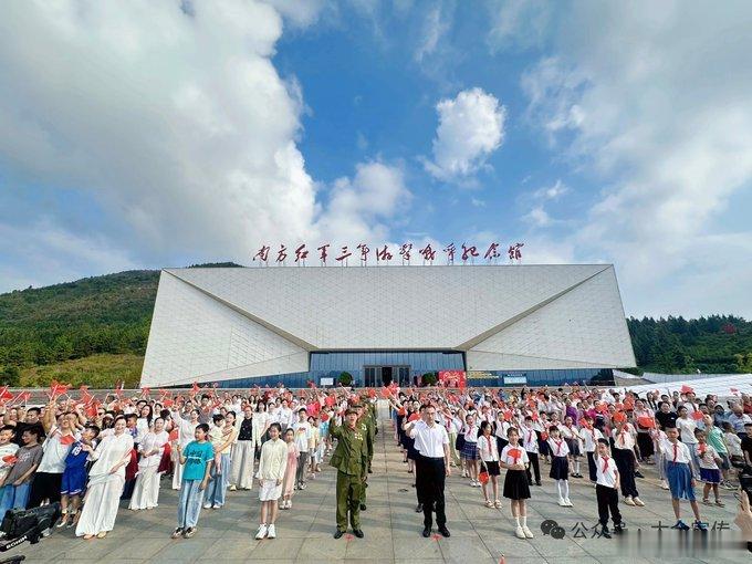 一位韩国网友在Quora上发问：我们国庆节都必须要挂美国国旗，为啥中国国庆只挂自己的国旗？

这个问题最妙的地方在于——提问的人没意识到，答案就藏在问题里。

中国国庆挂自己的国旗，不需要任何解释：主权独立的国家，挂自己的旗天经地义。

需要解释的恰恰是韩国：光复节是庆祝摆脱日本殖民的日子 ​