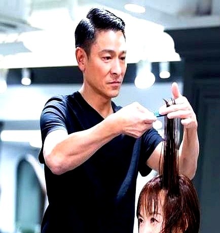 娱乐圈帮人，最怕让人跪着接钱。

1993年郑则仕欠了8000万，求周润发被拒，刘德华没给支票，而是不断给他塞剧本，让他一集集拍戏用十年把债还清。1997年张卫健快被银行收楼，刚签他的刘德华当场开支票，只留下一句“学到的要教人，赚到的要给人”。签下林家栋，他甚至直接给三年工钱不让接戏，专门帮他磨信心