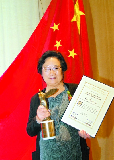 标题：读懂今年首个诺贝尔奖！三位科学家获奖，用光打开大脑的秘密
 
2026年诺贝尔生理学或医学奖正式公布，三名科学家凭借光遗传学技术拿到这项至高荣誉。很多普通人第一次听见这个名词，心里难免会产生疑惑，光，还能够用来控制大脑吗。
 
很长一段时间里面，人类想要研究大脑神经，手段其实十分有限。过去科学