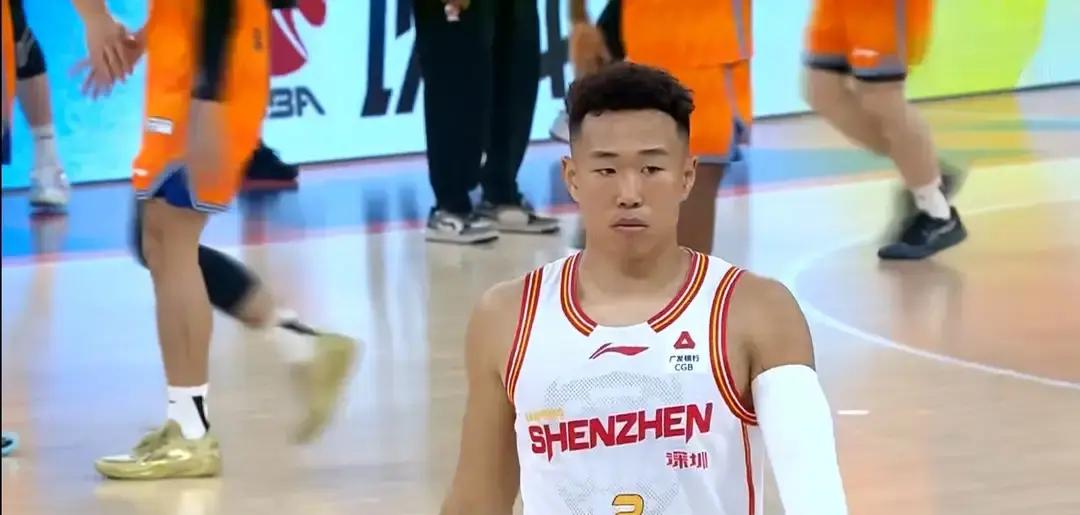 半场被北京控股暴揍27分，深圳男篮在自个儿主场打成这样，真让球迷两眼发黑。
比分33比60，半场直接被按在地上摩擦，比赛基本上提前没了悬念。
最让人看不懂的还是贺希宁。
作为球队核心顶梁柱，首发打了18分钟，出手4次全打铁，得分栏死死定格在0分。
更扎眼的是正负值，负25，稳坐全队倒数第一。