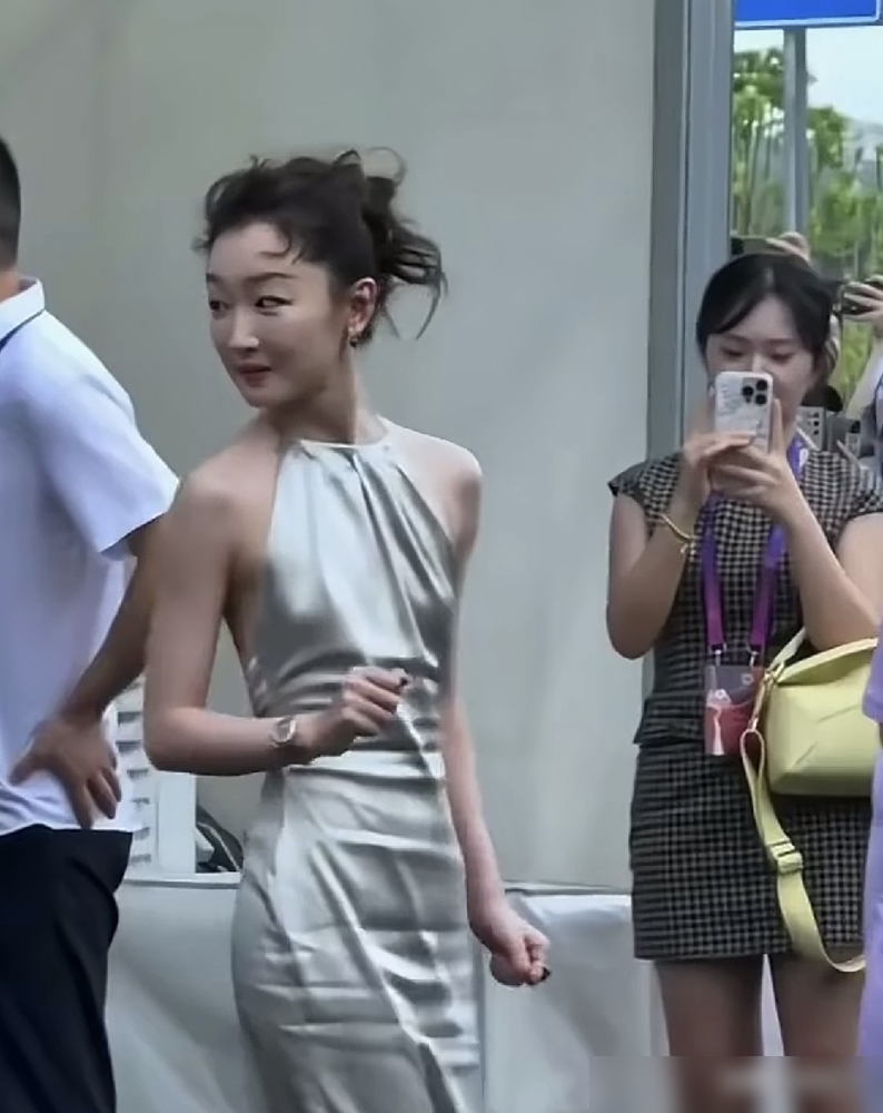 三金影后周冬雨，穿吊带礼服被骂上热搜了！
活动生图流出，她一身白吊带，因为太瘦撑不起礼服。网友骂得很难听，说她是纸片人，像偷穿妈妈衣服，造型完全不得体。
另一派直接吵回去：这明明是灵动的少年感松弛感，美凭什么非要挤出来曲线？昨天《花少》刚开播，她坦诚说自己内向担心路人缘，口碑刚回暖就又挨骂。