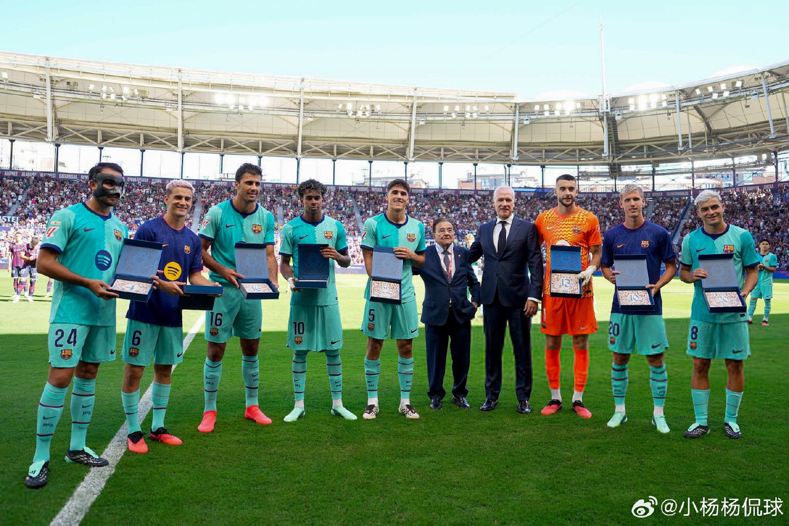 Players of Barcelona who won the World Cup 2026 receive and award by Levante #莱万特vs巴萨# ​