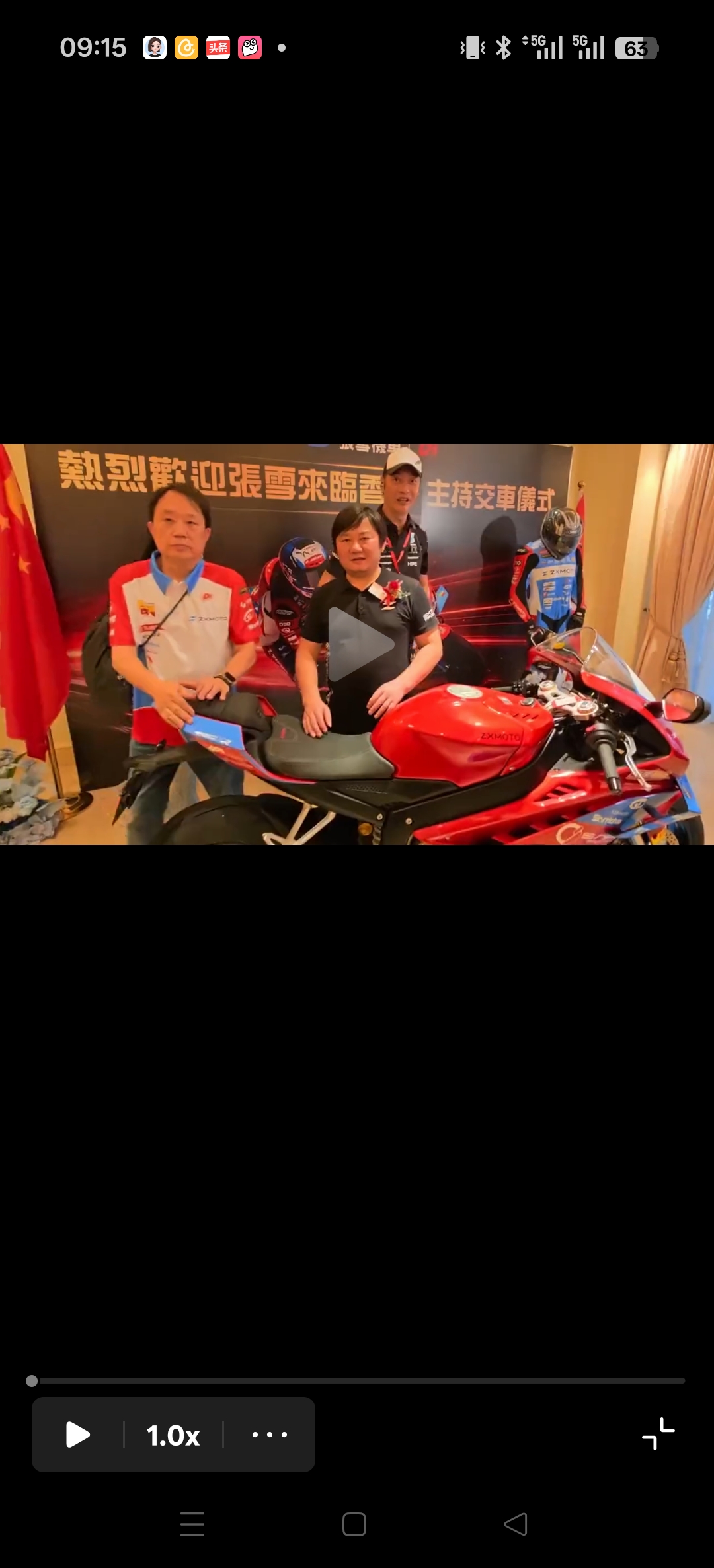 82岁的朱幼麟在香港完成国产张雪机车820RR的首次上路骑行，高龄老人骑国产大摩托的画面，在网络上引来大量网友关注。
 
朱幼麟本身是有着七十年骑龄的老机车爱好者，接触过不少海外知名摩托车型，对车辆的性能，有着自己一套很严格的评判标准。在此之前，他还没有亲眼见到实车，就直接定下了这台国产机车。很多人