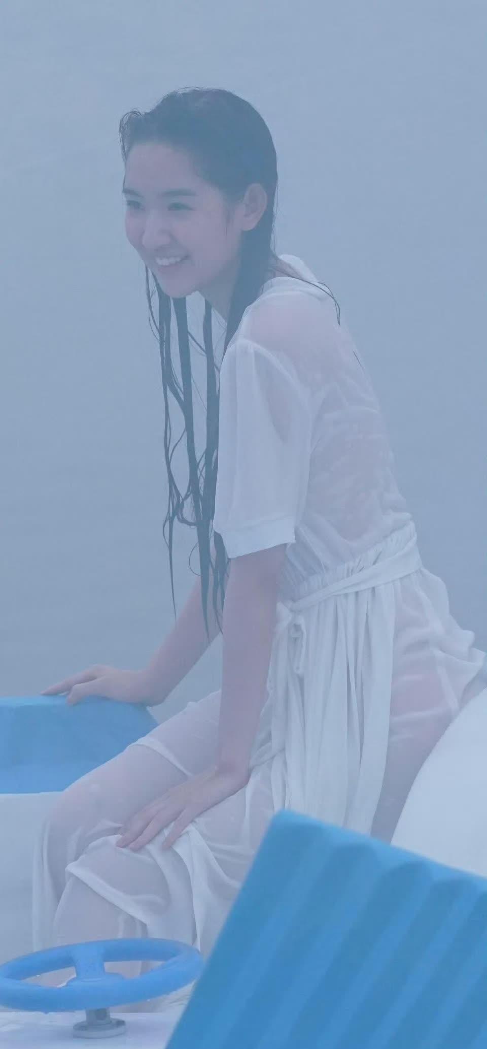 王玉雯在雨中全身湿透，看起来只穿了一件外套。 ​