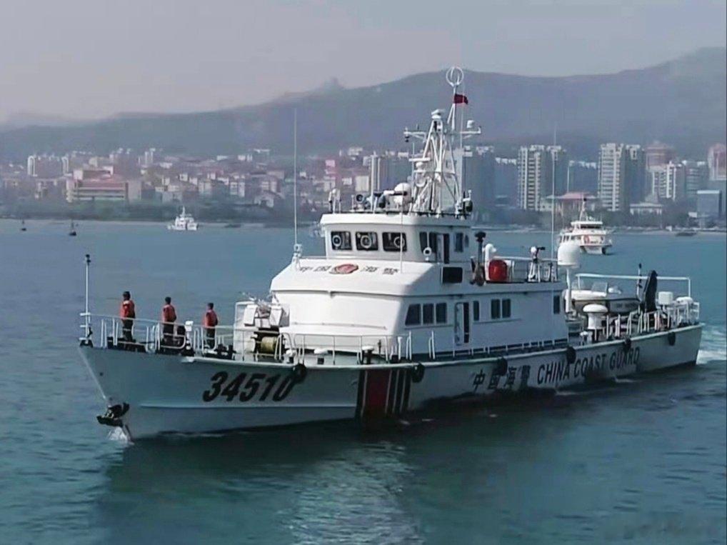#中国海警[超话]# 🇨🇳中国海警34510艇，曾用舷号37011，原系公安边防318型巡逻艇，现隶属于山东东营海警局。#中国海警# [威武] #中国武警# [打call] #东营# [加油] #中国海洋执法# ​