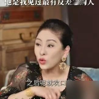 68岁梁家辉又拿影帝了，第5座。向太爆料，当年在康城，这老头对着她和关之琳吹口哨，痞得没边。
可谁记得，他拿第一个影帝那年，被封杀4年。没戏拍，蹲在铜锣湾摆摊，卖自己缝的皮手串。
路人认出来：“你不是那个影帝吗？”他抬头，笑：“今天手串打折，看看？”
后来上春晚彩排，大冷天，他对着场外粉丝三个