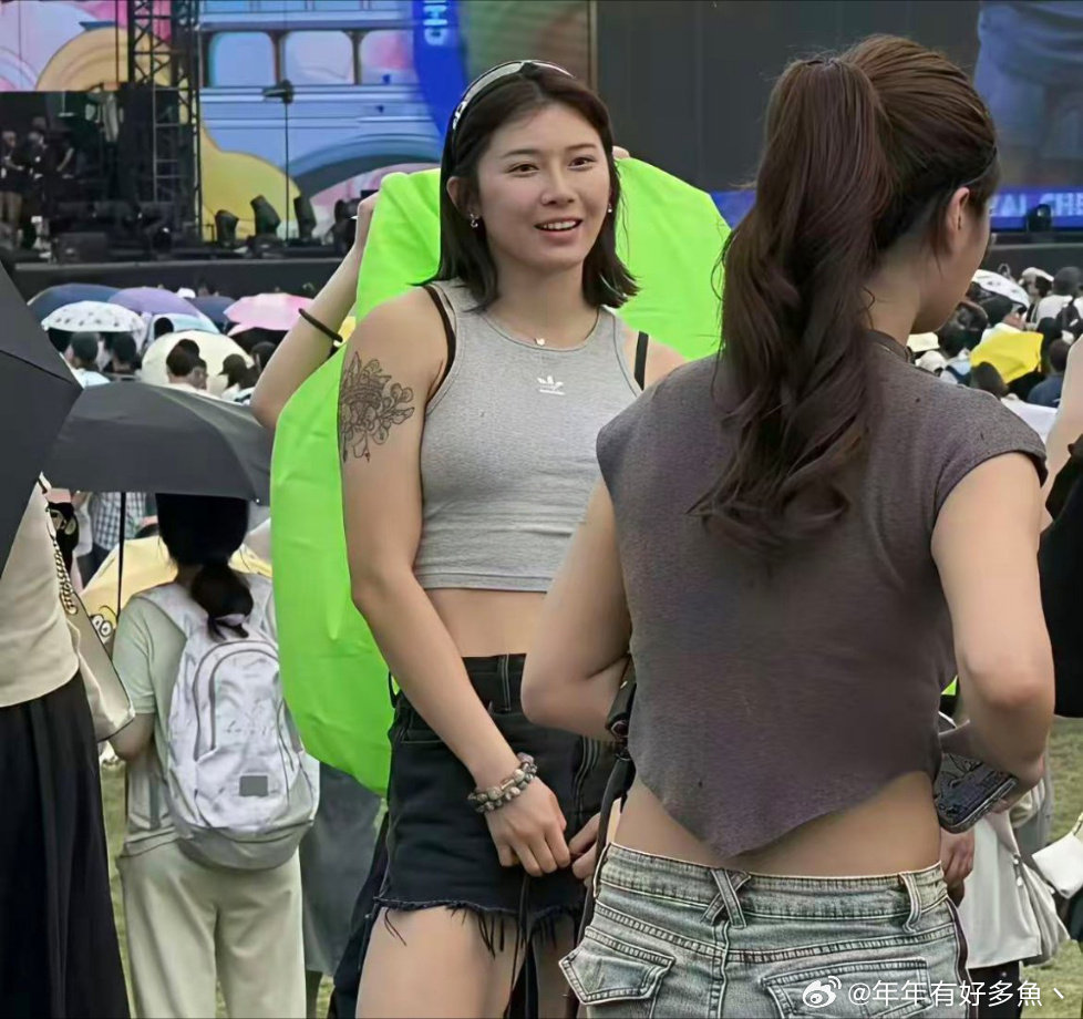 吴艳妮就是脱衣有肉，穿衣显瘦的类型吧 ​