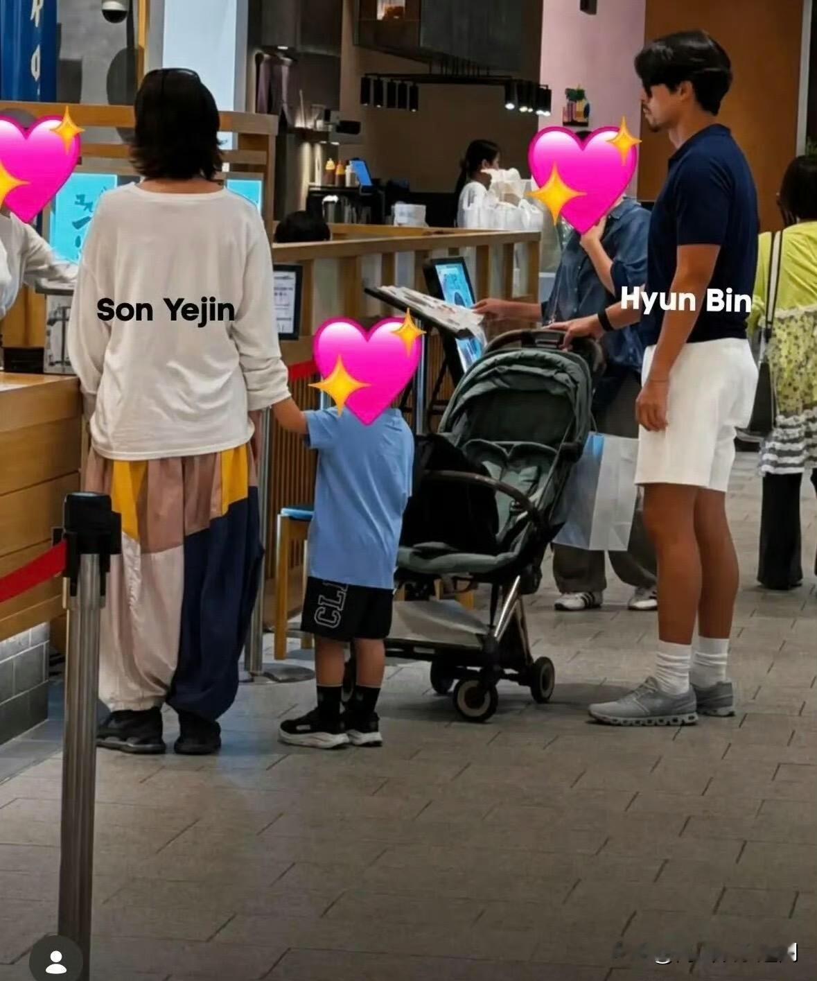 孙艺珍玄彬儿子都长这么大了，时间过得也太快
家人们谁懂啊，刷到近照直接看愣。
当年追完他俩婚礼的高清图还像在昨天，转头娃都能摇摇晃晃走路了，夫妻俩私下带娃出门的状态松弛又接地气，完全没有明星架子。
你追过的明星CP里，哪一对婚后的状态最让你羡慕？评论区唠唠！