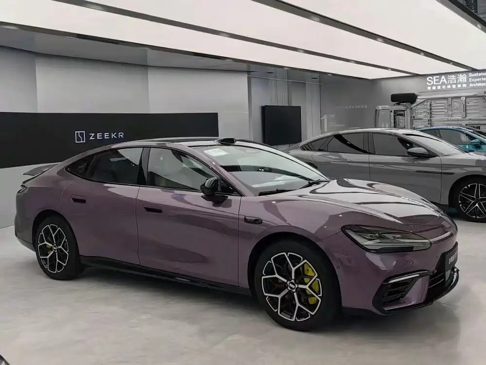 吉利银河 TT 8 月正式上市，中型纯电运动轿车。依托 800V 高压平台打造，全铝轻量化底盘降低车身重量。

外观采用低趴轿跑设计，封闭式前脸搭配贯穿灯带。

动力分为后驱长续航、四驱高性能版本，CLTC 续航最高 710km，极速快充能够短时间补充续航。

座舱内置银河 N OS 智能系统，搭载 AI 车载大模型 ​