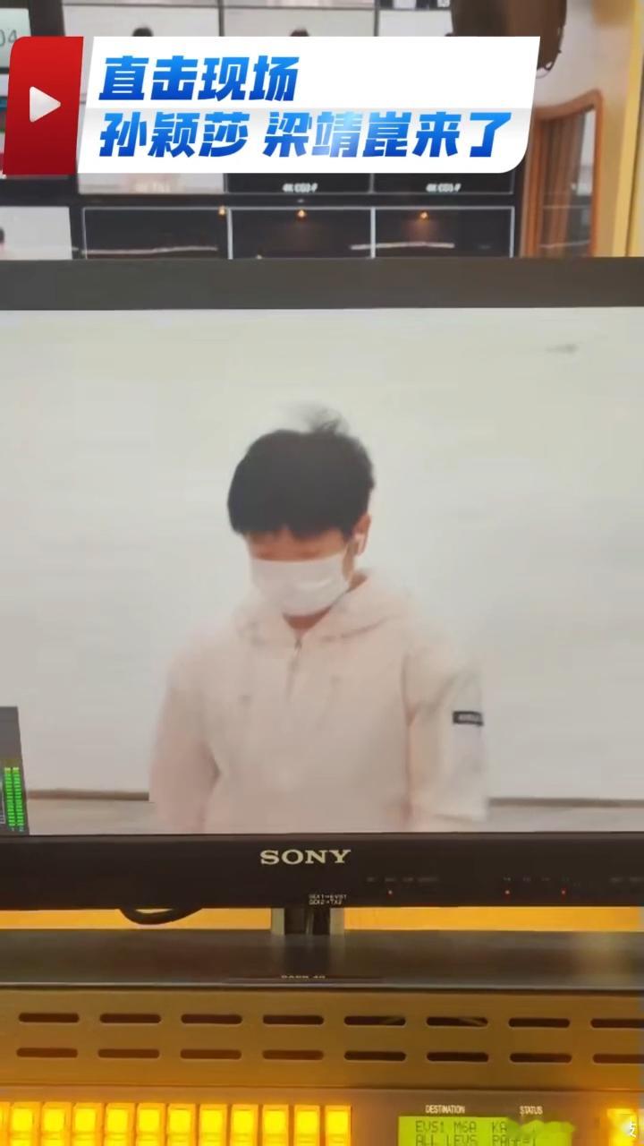 孙颖莎站偏了一个光圈，河北卫视没甩锅，也没端出一篇“情况说明”。这才是最正常的处理。#河北卫视回应孙颖莎站错位#

10月16日晚的河北省运会开幕式上，她和身旁的小队员发现位置偏了，就一点点挪回光圈。流程没停，画面没切，官方随后也顺着这段视频开了句轻松的玩笑。#孙颖莎站错位了#

大型直播不 ​