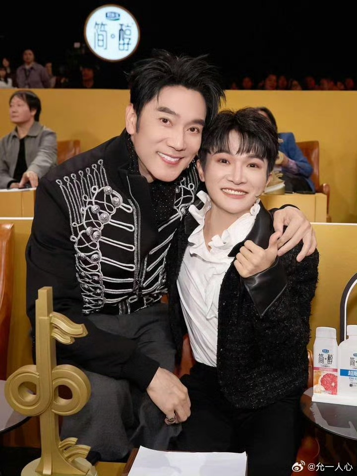 林依轮被周深粉丝哄成开心果！   谁还没看林依轮和周深粉丝的爆笑互动名...