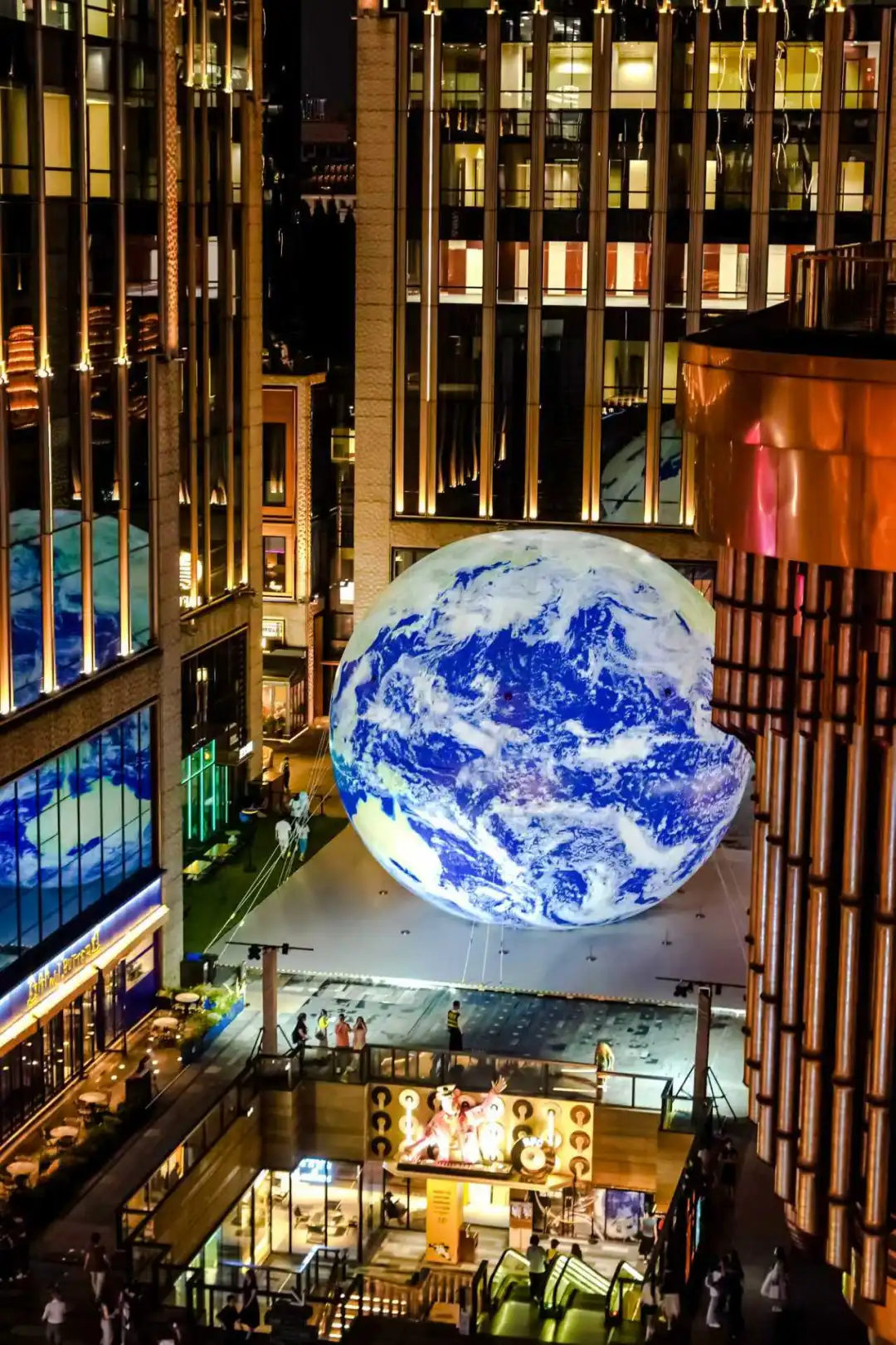 外滩惊现超级月亮🌔！艺术季太好逛了吧🚶‍♀️