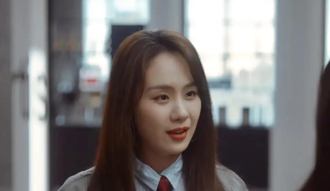 上班第一天挤进电梯，就听见角落里一个女的满口京片子在那儿大放厥词：“这么说吧，根本就没有老娘搞不定的男领导，大不了直接睡了他”

周围人都在哄笑，旁边有个叫尚之桃的小姑娘赶紧拽她，让她别胡说八道。可这话还是一字不落全钻进了Will的耳朵里。谁能想到，这个大言不惭要睡领导的女人就是lumi，而默默站在