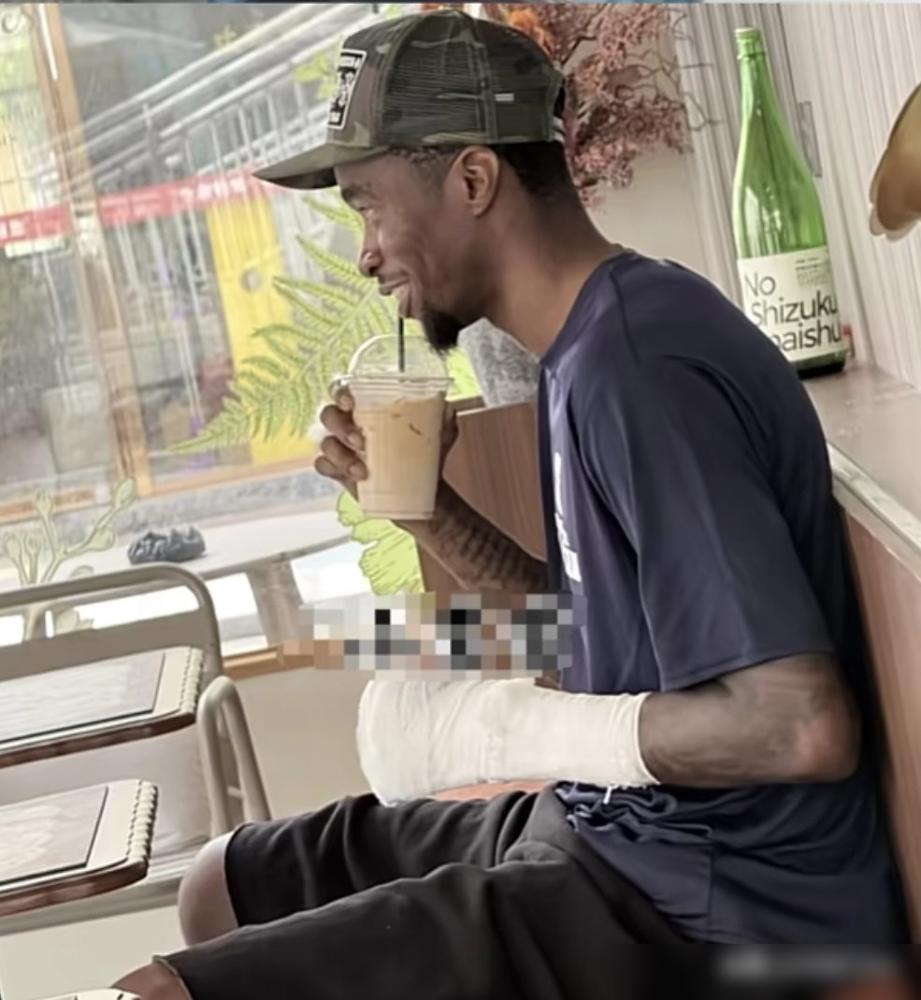 杜锋朱芳雨全撤了，广东男篮这一手，玩的是真狠。

这事其实8月24日就定了：陈浩峰当总经理，朱芳雨改任荣誉顾问，杜锋卸下一线队主教练，换成“总教练”。头衔听着更大，可训练、比赛交给了新主帅亚科夫列维奇，杜锋不跟队、不临场指挥。

真正把格局摆上台面的，是10月2日东莞那场球迷嘉年华。新帅带着教练组亮