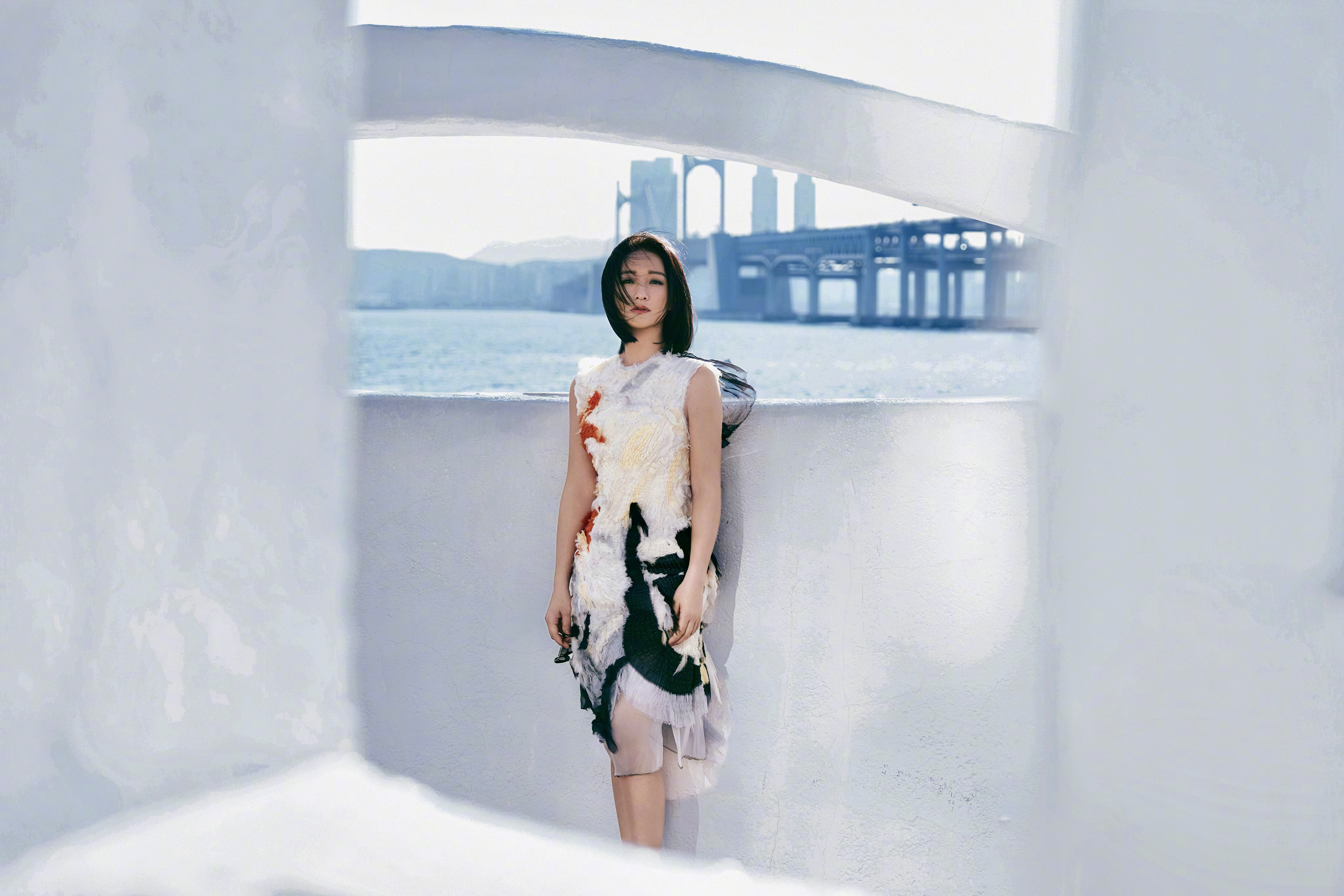 周迅以CHANEL 2026春夏高级定制服亮相第31届釜山国际电影节开幕式，红毯造型走出鲜明的材质对话：立体撕碎感面料搭配浓烈色块，蓬松毛絮层叠至半透薄纱裙摆，利落中带着灵动，格外吸睛。 ​