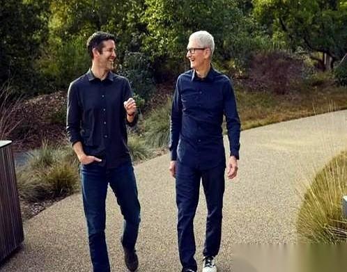 库克交出苹果CEO的位子，转身坐进了董事长的办公室。
科技圈的通稿都在吹什么“平稳交接”，但你只要看看那万亿级别的市值盘面，就知道这根本不是什么老将让贤，而是董事会心虚了。
新上任的CEO特努斯，是个在苹果熬了25年的硬件老兵。把iPad做薄、把芯片换代，这些活儿他闭着眼睛都能干。但一走出实验室的大