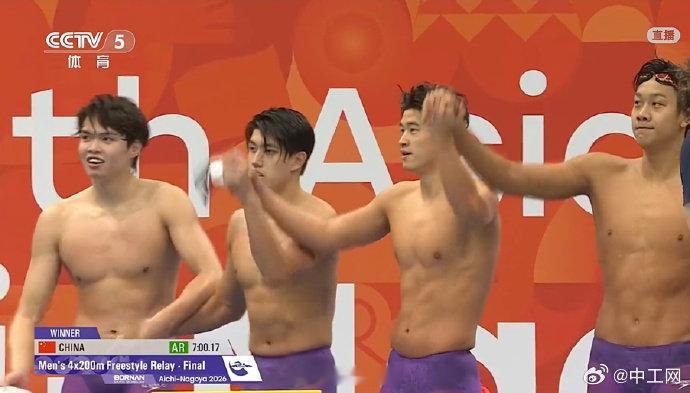 #张展硕最后时刻反超##徐海博费立纬潘展乐张展硕金牌#【祝贺！#中国男子4×200自接金牌#】9月21日，2026亚运会游泳男子4×200米自由泳接力决赛，张展硕组成的中国队，夺得金牌。棒！(央视新闻） ​