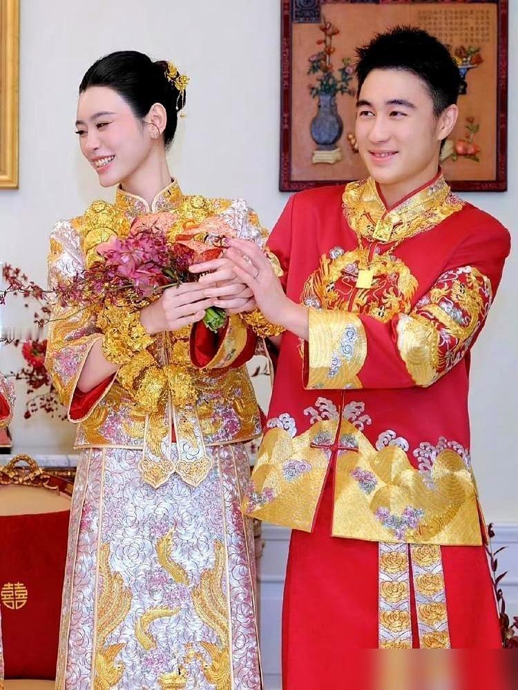 奚梦瑶那22只金镯子，压得手腕都弯了。
敬茶那天，她浑身挂满龙凤镯，金红裙褂裹着，像个被架起来的展品。何猷君在边上笑，宾客在底下拍。没人问镯子沉不沉。
另一边，何超莲半夜在家煮葱油拌面。婚变传闻刚消停，她连婚戒都没戴，腿上一块黑点被全网放大镜盯着看。真千金辟谣的方式，是端出一碗面。
一个嫁进去