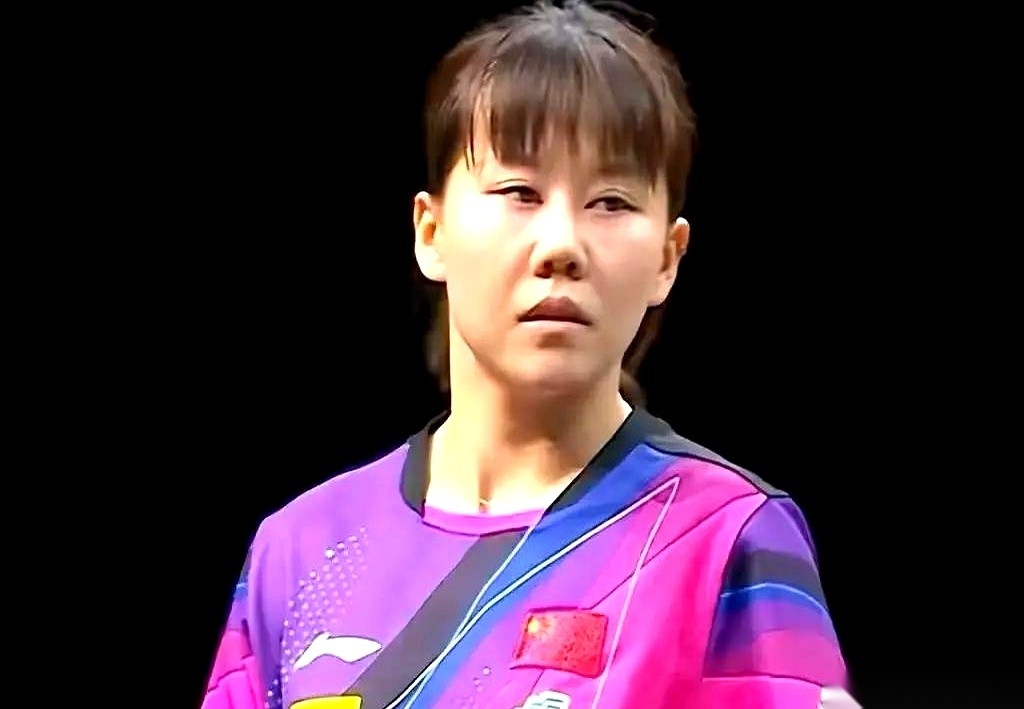2026年WTT澳门冠军赛女单八强对阵表一出炉，赛场里的火药味直接冲破了天花板。
王艺迪折戟，蒯曼出局。
偌大的八强名单扫下来，国乒女队只剩下陈幸同和陈熠两个人。一个死守上半区，一个苦撑下半区。没有任何退路，容错率被彻底清零。
这不是爆冷，这是一场明牌的围剿。
隔壁日本队的阵容厚度已经直接拍在了桌面