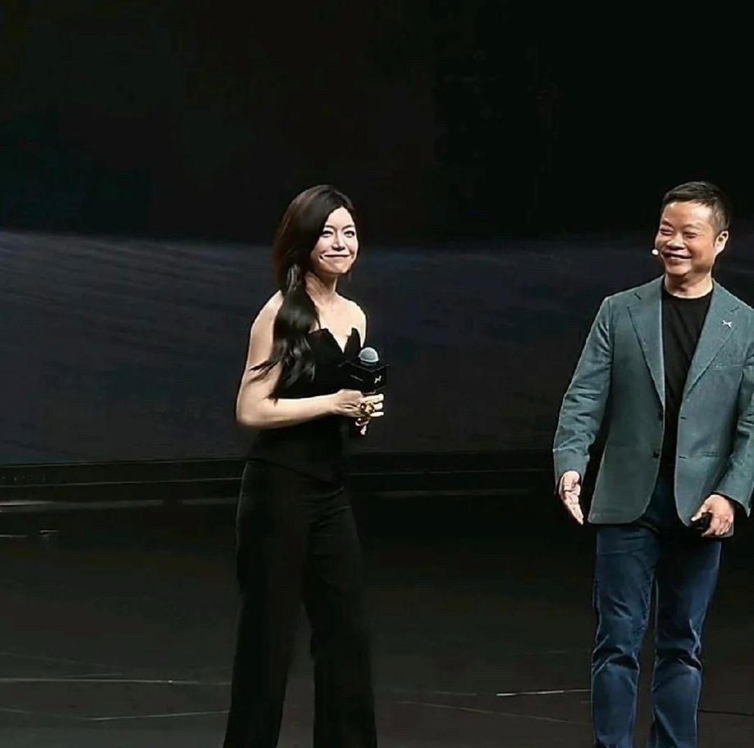 有点理解陈晓为什么会这样了。你看，小鹏汽车老板见到￼陈妍希⁠￼￼，表情完全失控。￼小鹏P7⁠￼￼发布会上，陈妍希以代言人身份亮相，把￼何小鹏⁠￼￼高兴得不行。 ​