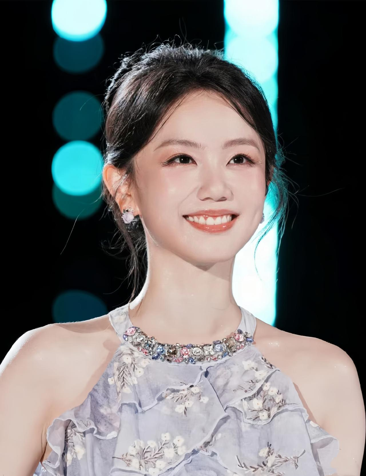 内娱终于出了一个让人连嫉妒都找不到角度的主持人！
说的是冯禧。大四那年，别的同学还在焦头烂额地投简历，她跑去参加东方卫视《主播有新人》，决赛评委席上坐着曹可凡等十位SMG金话筒得主，综艺赛道要求选手在品质盛典后台对明星做几乎零准备的一对一采访，一个还没毕业的在校生，硬生生把冠军拿走了。紧接着以女生专