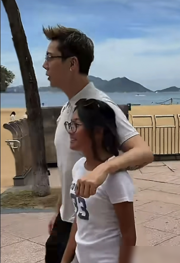 你敢信？陈伟霆这辈子最大的黑历史，不是演技，是抱娃。
十年前那张照片，外甥女在他怀里哭得撕心裂肺，他一脸生无可恋，直接被全网钉在人贩子的耻辱柱上。
结果昨天《九门》直播，他直接把侄女拉到镜头前。
小姑娘已经亭亭玉立，搂着他脖子笑。
陈伟霆盯着镜头反问：如果是人贩子，能养得这么大吗？
当年那