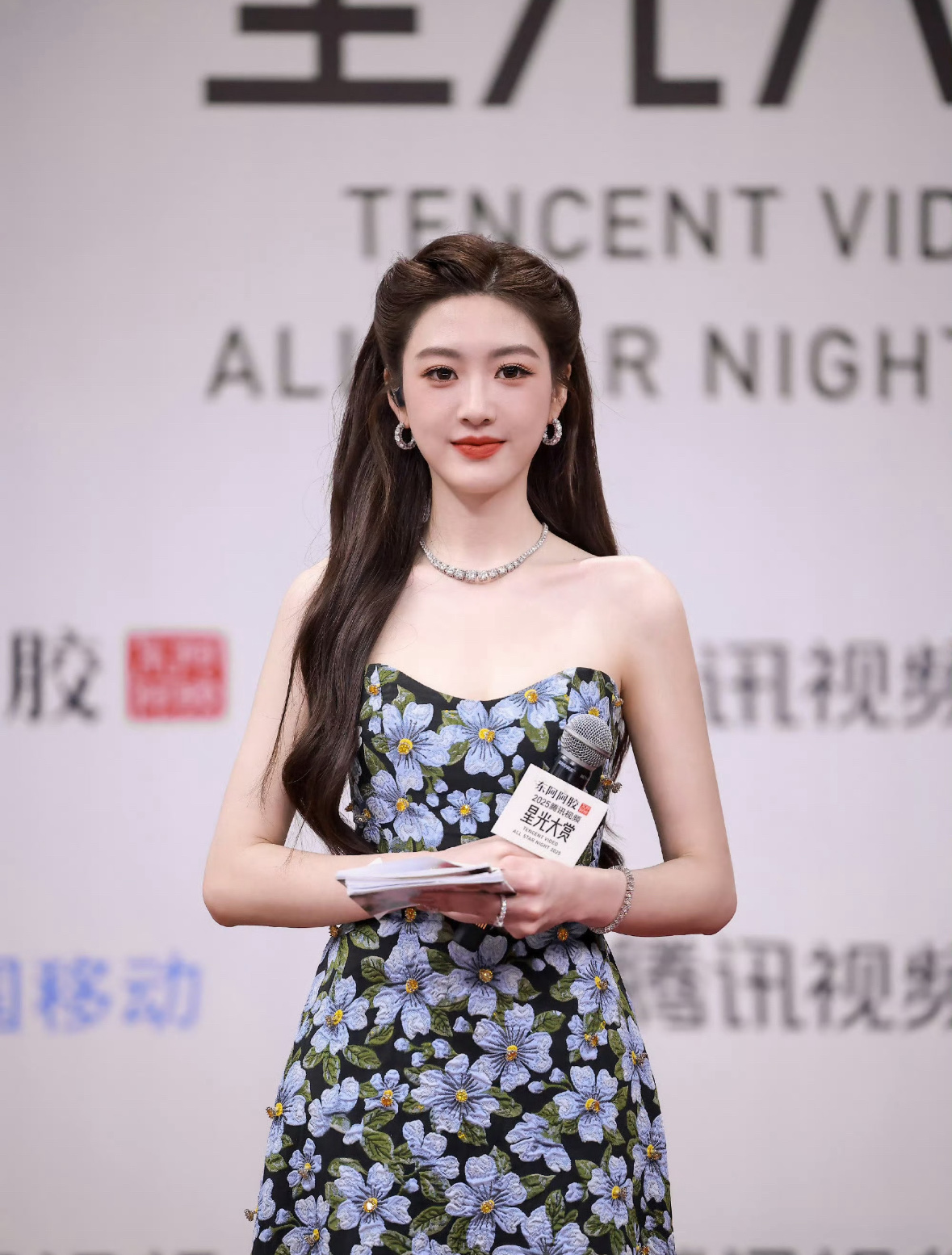 孙乐言的主持风格最大亮点就是能自由切换模式，可塑性很强。做财经新闻主播时，她沉稳严谨，吐字清晰，专业感拉满。到星光大赏这类娱乐盛典，又变得大方灵动，控场稳，临场反应特别快。采访嘉宾很懂得照顾对方情绪，细心周到，遇到现场小状况能温柔救场，不会让任何人尴尬。既有科班播音的扎实