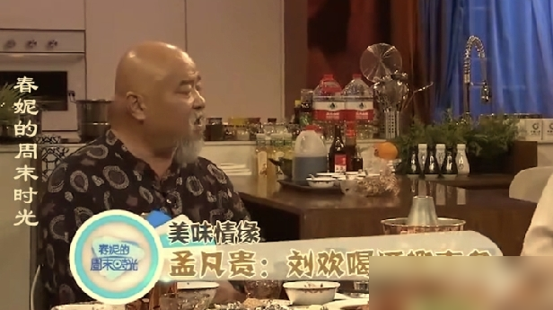 突传刘欢去世轰动全网，扯下这荒诞传闻的遮羞布，他死磕不死癌症的真相，才真叫人捏把冷汗。
早在04年，刘欢的腿就出了问题。拖到09年确诊，竟是让人闻风丧胆的股骨头坏死。
外界疯传，这病是早年拼酒喝废的。妻子卢璐看不下去，直接掀底辟谣。
人家三十出头就喝不动了，连个饭局都懒得去。最痛的时候，刘欢愣