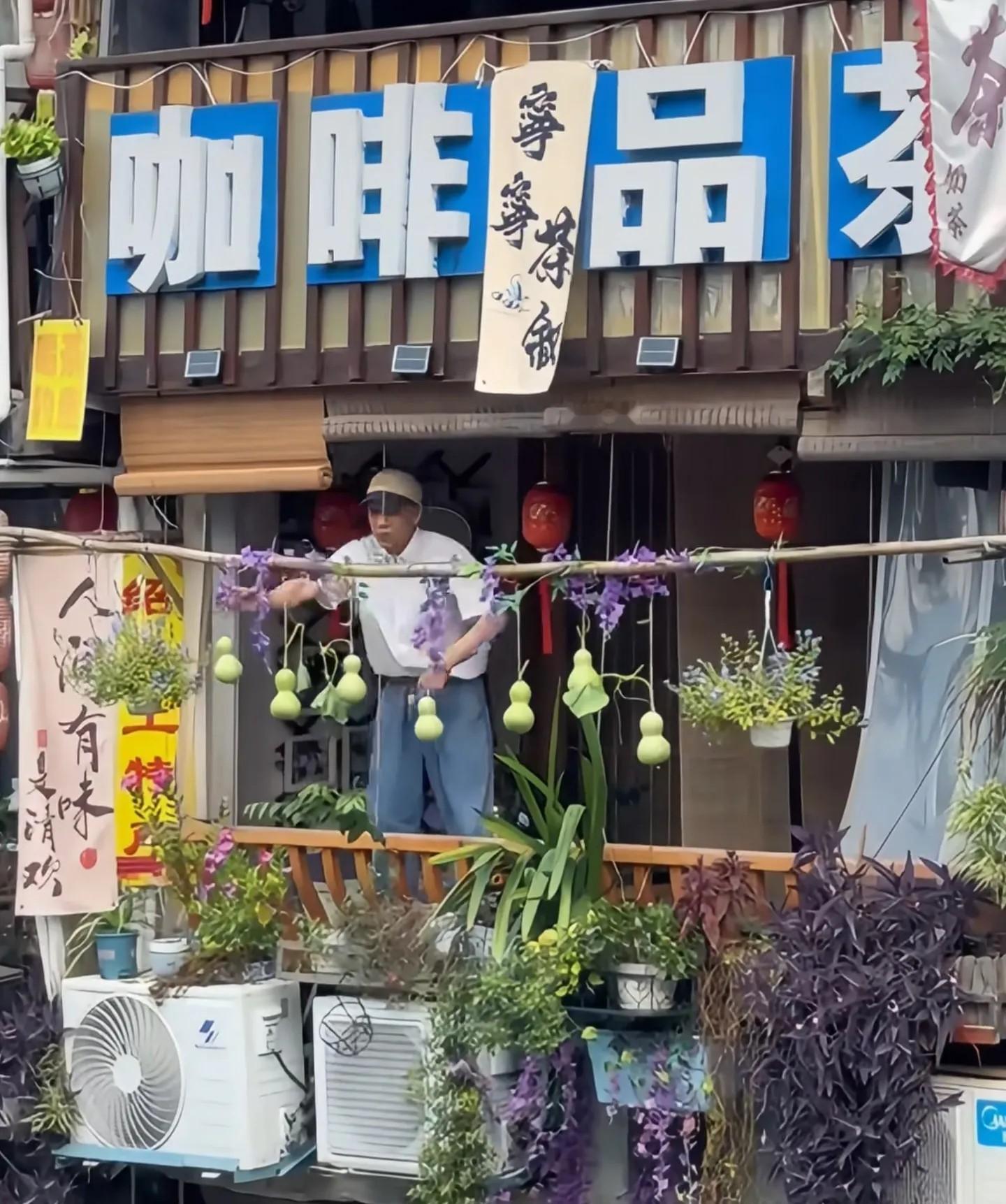 绍兴居然出了个盗版“葫芦爷爷”，位置还就在正版葫芦爷爷的隔壁！

很多人都在算他这波挂葫芦能多赚多少钱，没人算过他亏得有多惨。之前那阵葫芦带来的热度，已经让这家茶馆的客流量比平时涨了近三倍，换做旁人，本该念着这份热度是怎么来的，多顾着点邻居的感受。

9月6日老人刚把自己种的葫芦剪完，转头他就把采购