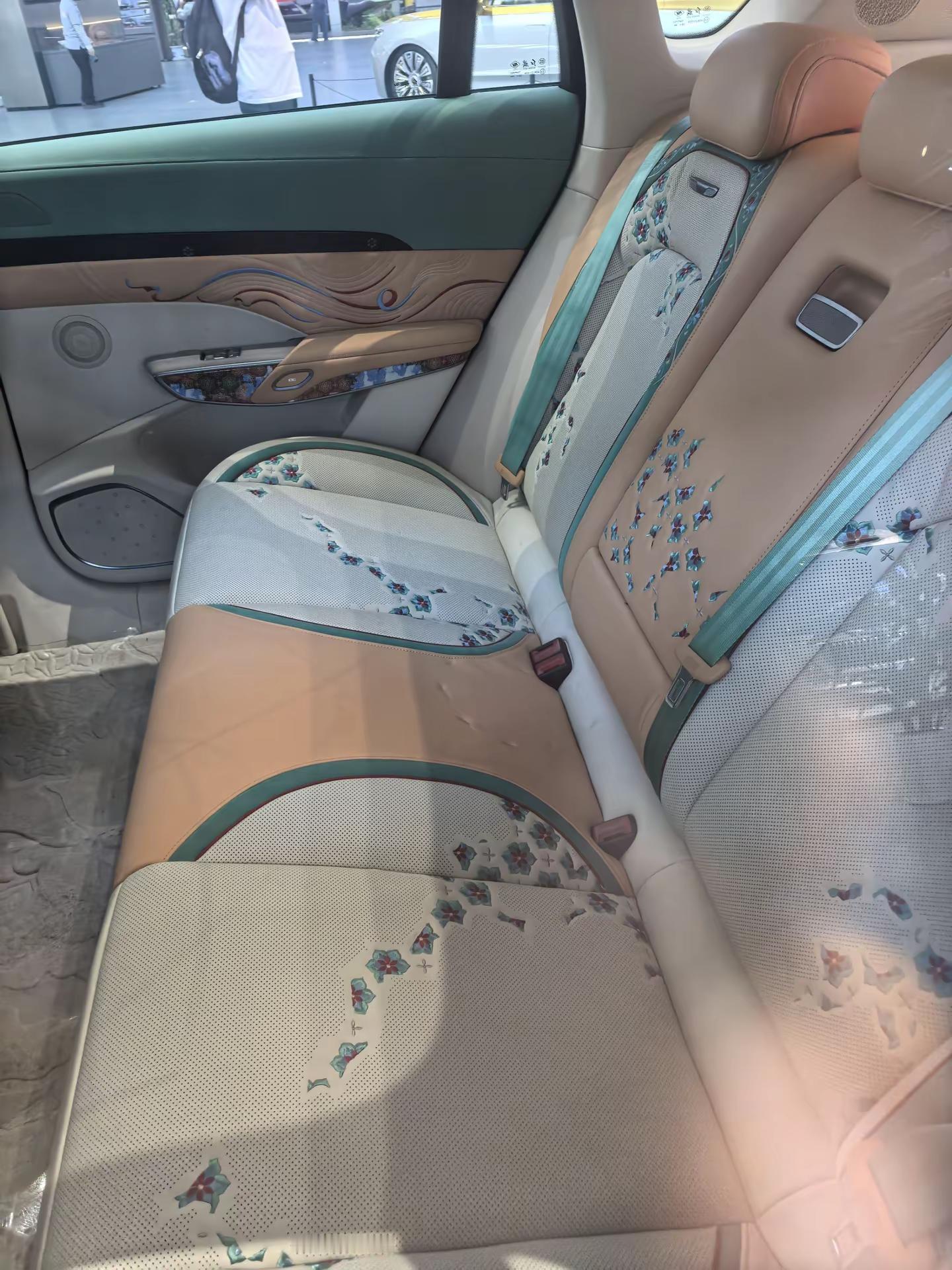 红旗小轿车    敦煌款