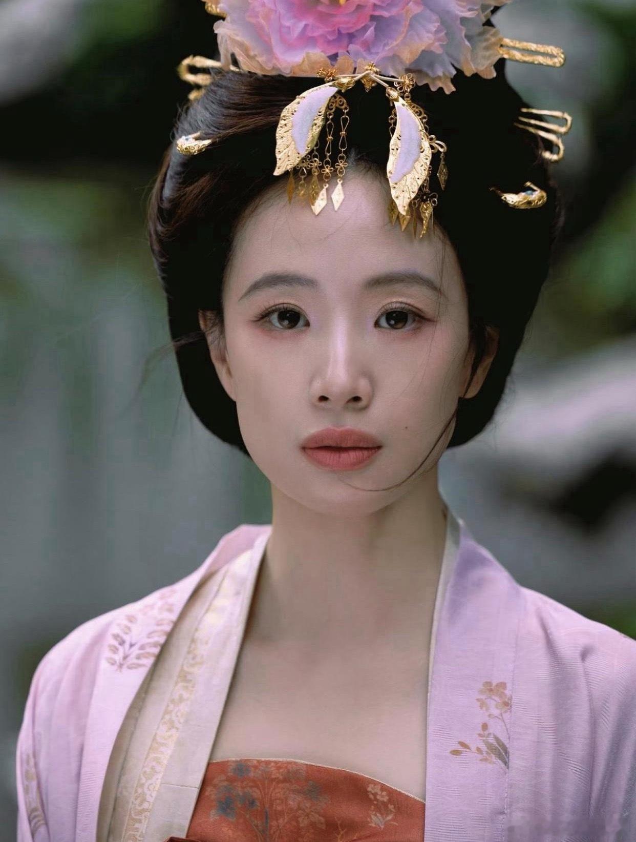 1. 李梦算不上刻意耍大牌，她学生时代性子就比较直，发脾气不分对象，对谁都一样。

2. 杨幂和胡歌如今在公开场合能够大方打招呼，已经算是很体面了，二人当年确有一段真挚的恋情。

3. 钟楚曦从不会掩饰自己的野心，她直白地想要走红，在她看来，圈内艺人几乎没有不想红的。

4. 刘雯行事向来低调，也 ​