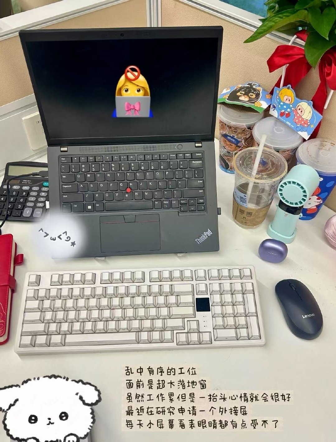 #工位上最伟大的单品出现了#大厂工位穿搭悄悄卷起AI耳机！千问耳夹耳机拥有深空蓝、极光紫绝美配色。听歌通话音质靠谱，AI听记可自动生成会议纪要，还能辅助构思方案，现已开启0元预约，打工人快冲。#千问AI眼镜##千问AI耳机# ​