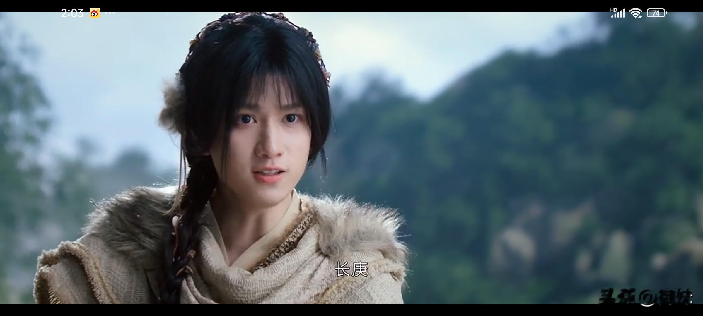 又一个男明星男扮女装比女孩都漂亮，他在《大师兄太稳健》里面是东海二太子敖乙，敖丙的哥哥。

这个演员他叫敖子逸，没想到他和敖广还有亲戚关系呐，这个姓氏应该很少见吧。

因为男扮女装太漂亮，导致剧中还有两位帅哥追求他，就是最后两张图片里的帅哥们，哈哈，太搞笑了。