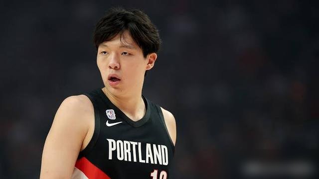 季前赛单挑克林根，砍12分，打勇士末节6分4助攻，杨瀚森这表现，主帅转头就说“全员健康他只能看运气上场”。
开拓者内线轮换，他排克林根、罗威、卡尔森之后，第四顺位。诺里话说得漂亮，什么进攻把握到位、传球策应出色，翻译过来就一句：没你位置。
11月3日前，球队要决定是否执行他486万美元的球队选项