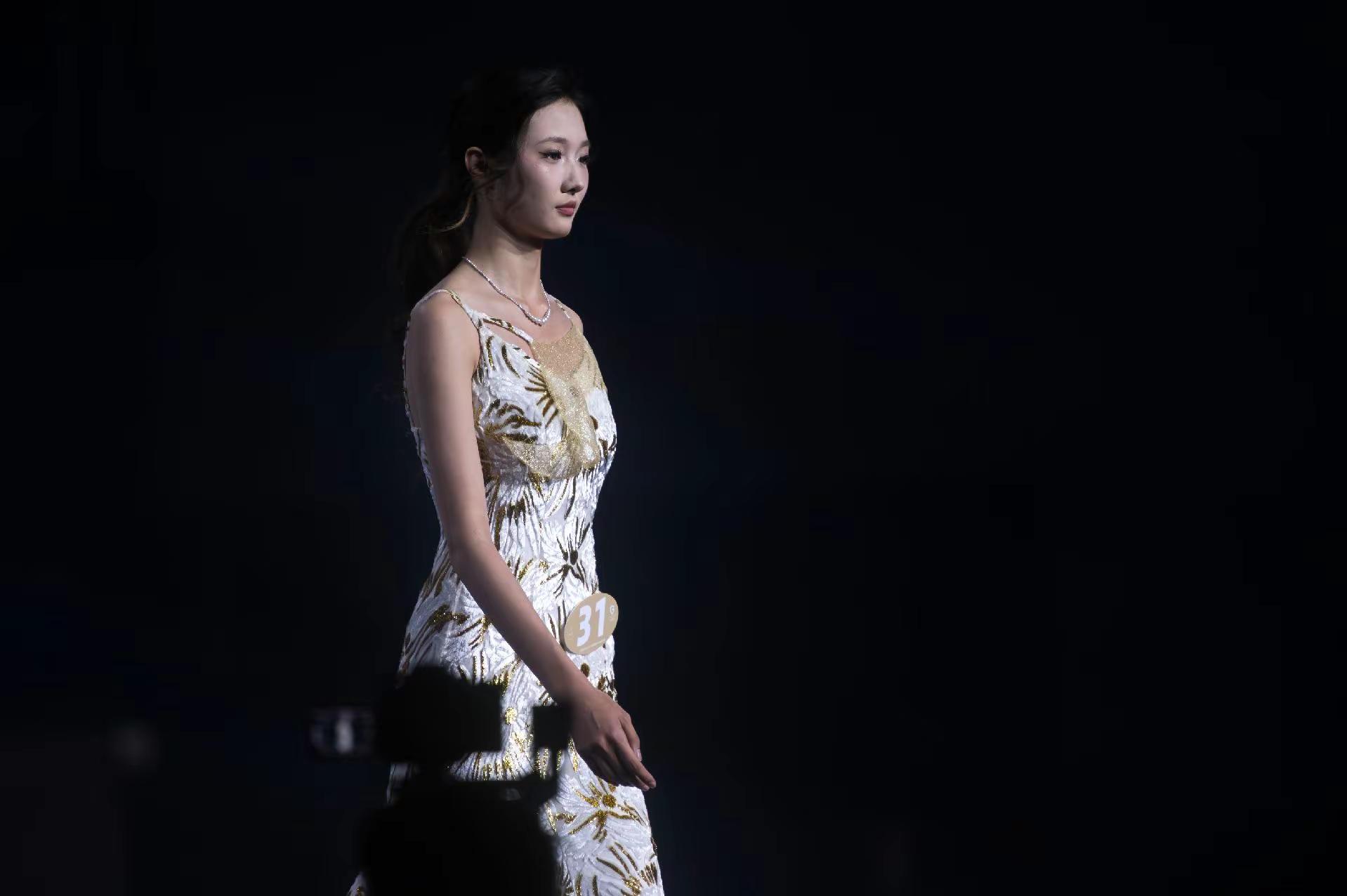 美，从不需要解释。它只需存在，然后改变看见它的每一个瞬间。