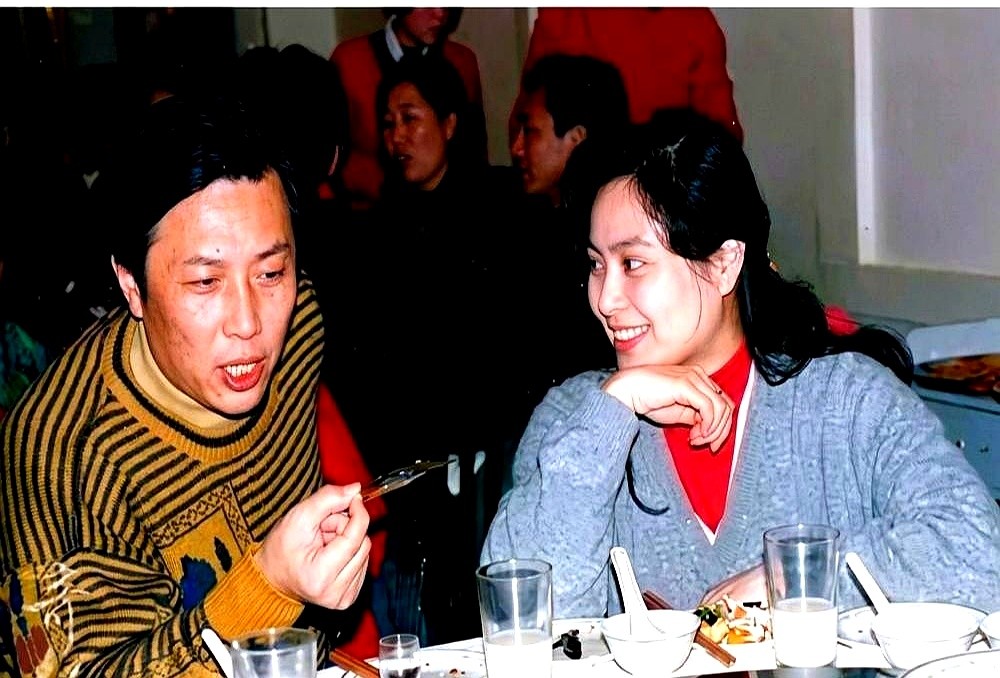 42岁的唐国强刚拍完《三国演义》，就被人联名告到了广电，罪名是“奶油小生要毁了诸葛亮”。

戏还没播，全国铺天盖地的反对声，甚至没人给他辩解的机会。那阵子他只能在小饭馆里闷头扒饭，30岁的壮丽坐在旁边默默给他夹菜。

半年后，电视里摇着羽扇的卧龙一亮相，全场噤声。

当初骂得最凶、带头写联名信的那批