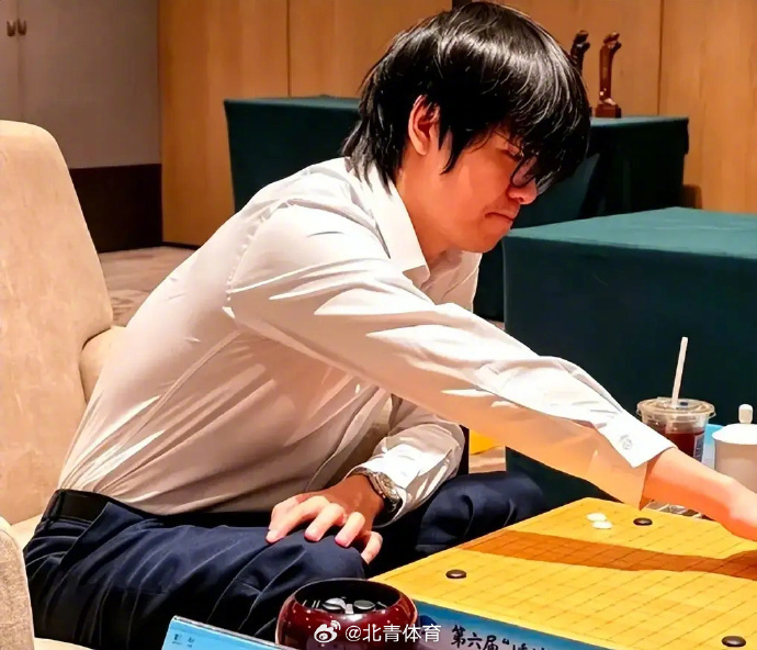 【本届嵊州杯王中王争霸赛汇聚中国围棋顶尖棋手，竞争格局极为激烈。近期未...