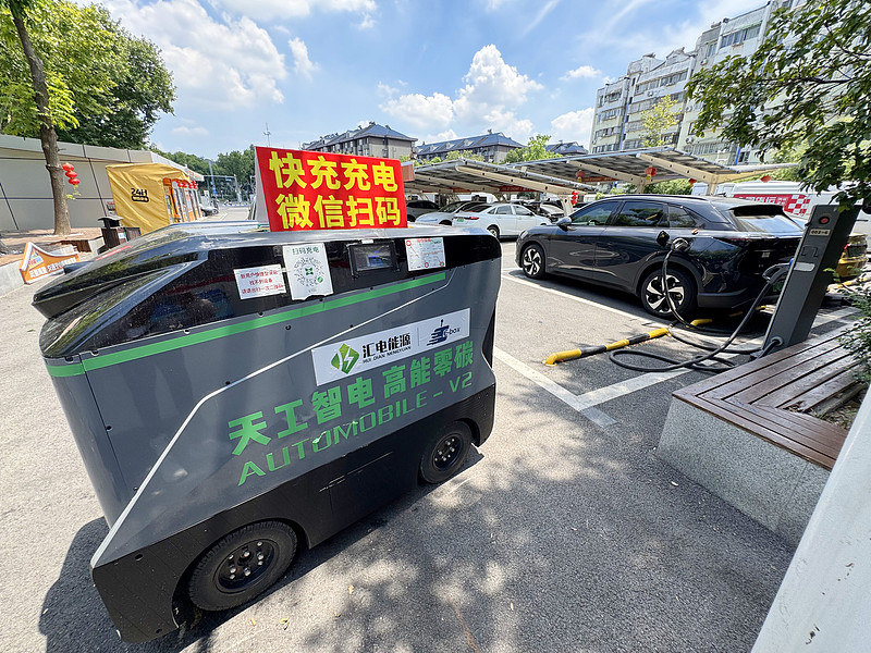 国庆开电车跑长途的朋友，这次应该都刷到过高速上的巨型“充电宝”了吧。
10月5日极目新闻记者走访确认，国庆出行高峰这几天，安徽、江苏、湖北好多高速服务区都投用了这种带大容量储能设备的移动充电车。之前国庆跑沪蓉高速，在肥东服务区充电排了快一个半小时，桩前乌泱泱全是等充电的车主，有人甚至在车边支起小马扎