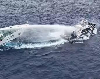 中国海警今天在黄岩岛海域处置菲律宾船只。