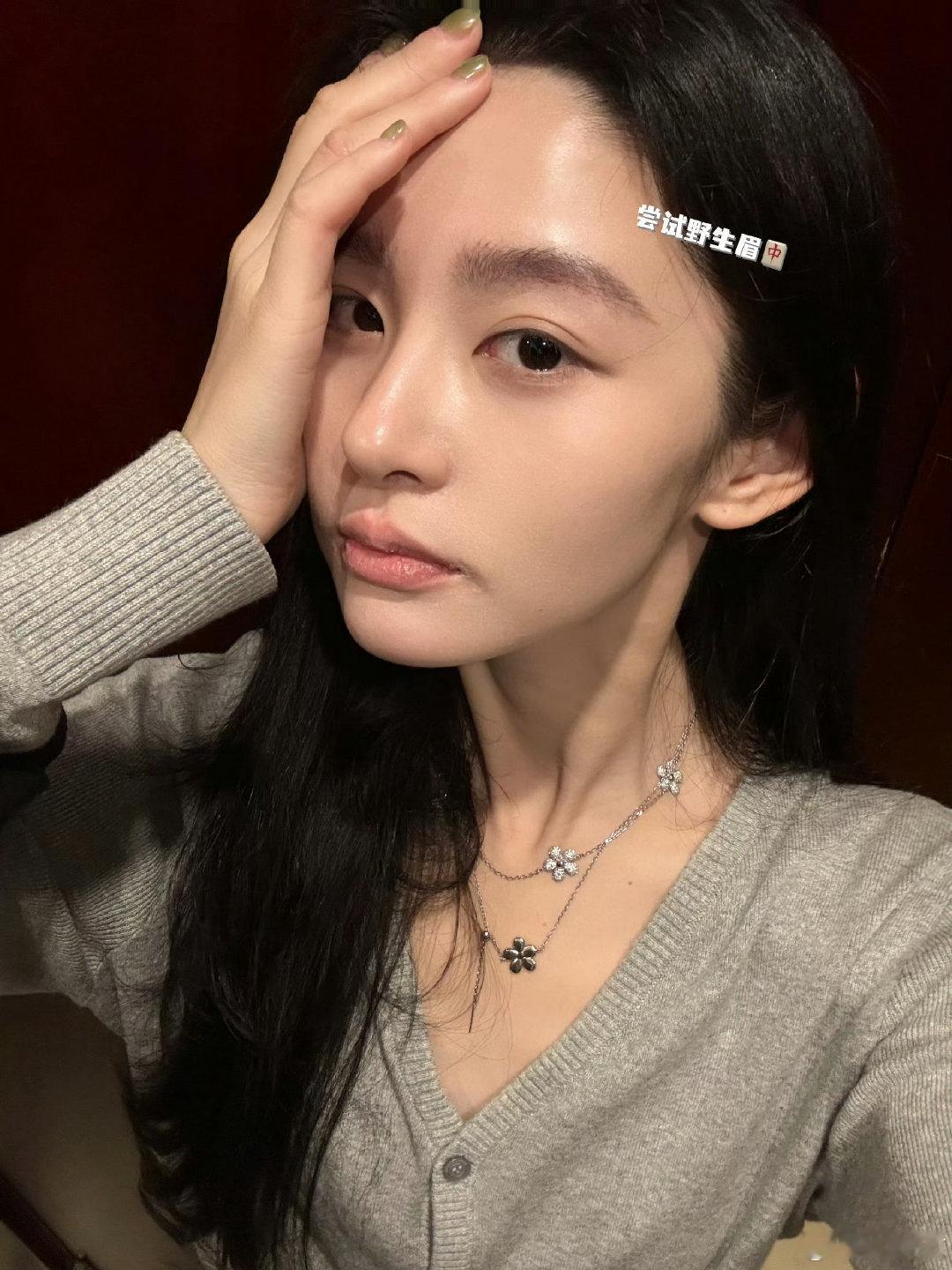#赵晴飞到我心上# [卡皮巴拉] #赵晴郑幼安# 

忽然觉得周围都暗了下来，原来是你的美貌在发光！[给你小心心]

​