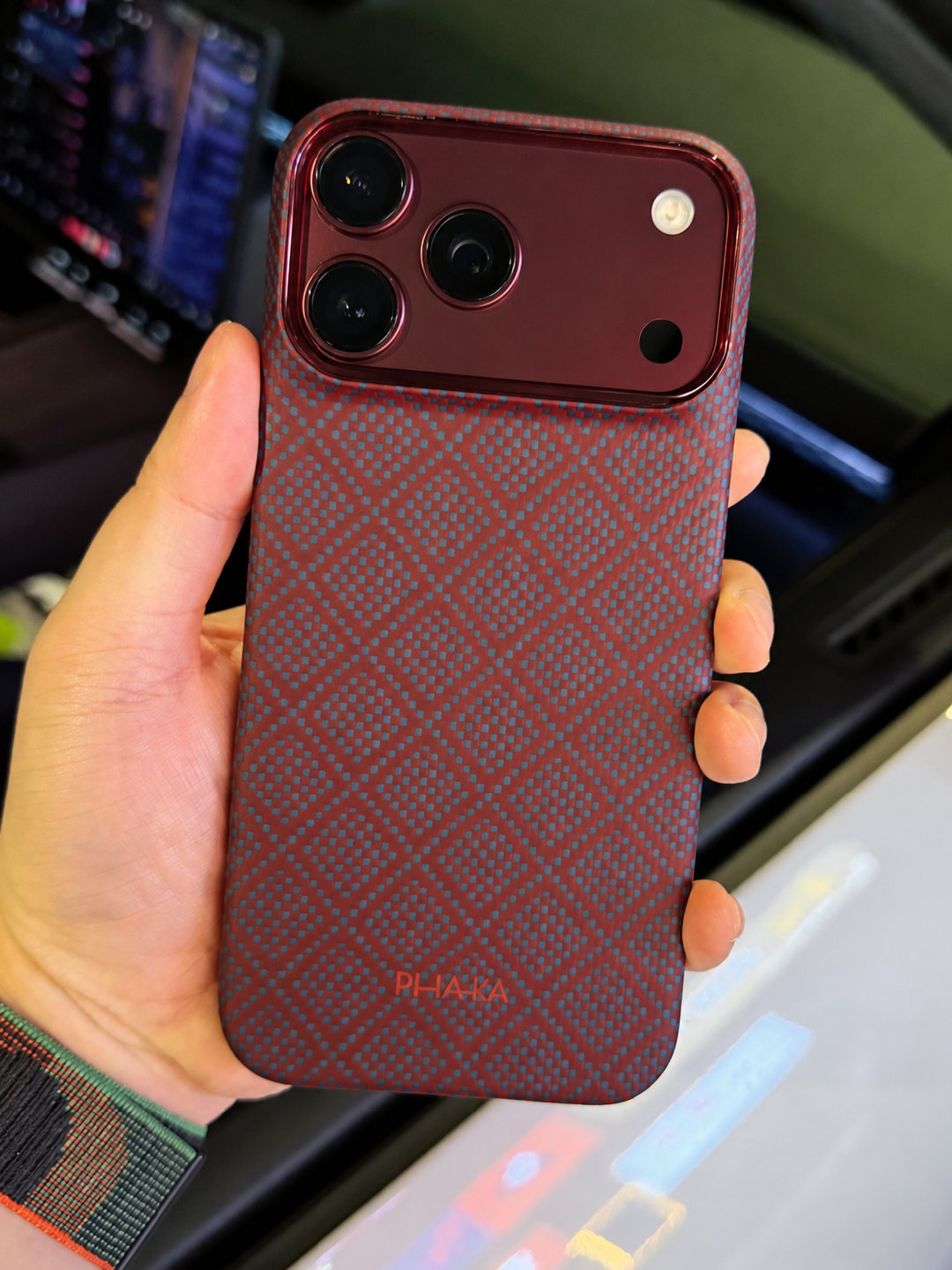 PITAKA 这个红色壳子好看。

目前为止看到最好看的 iPhone 18 Pro 壳子。 ​