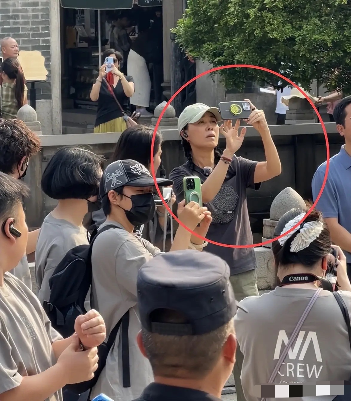 58岁那英现身佛山祖庙，素颜皮肤蜡黄、一脸凶相，扎双麻花辫也不显嫩！
那英的穿着打扮，有时候真的无力吐槽。她快60岁了，还扎着双麻花辫扮嫩。
但皮肤蜡黄，岁月痕迹明显，这打扮就特别割裂。
真建议她学学王菲的穿着打扮，穿衣松弛大气，也从不扮嫩，反倒是皮肤还能嫩的掐出水，白里透红的，每次出场都是一阵欢呼