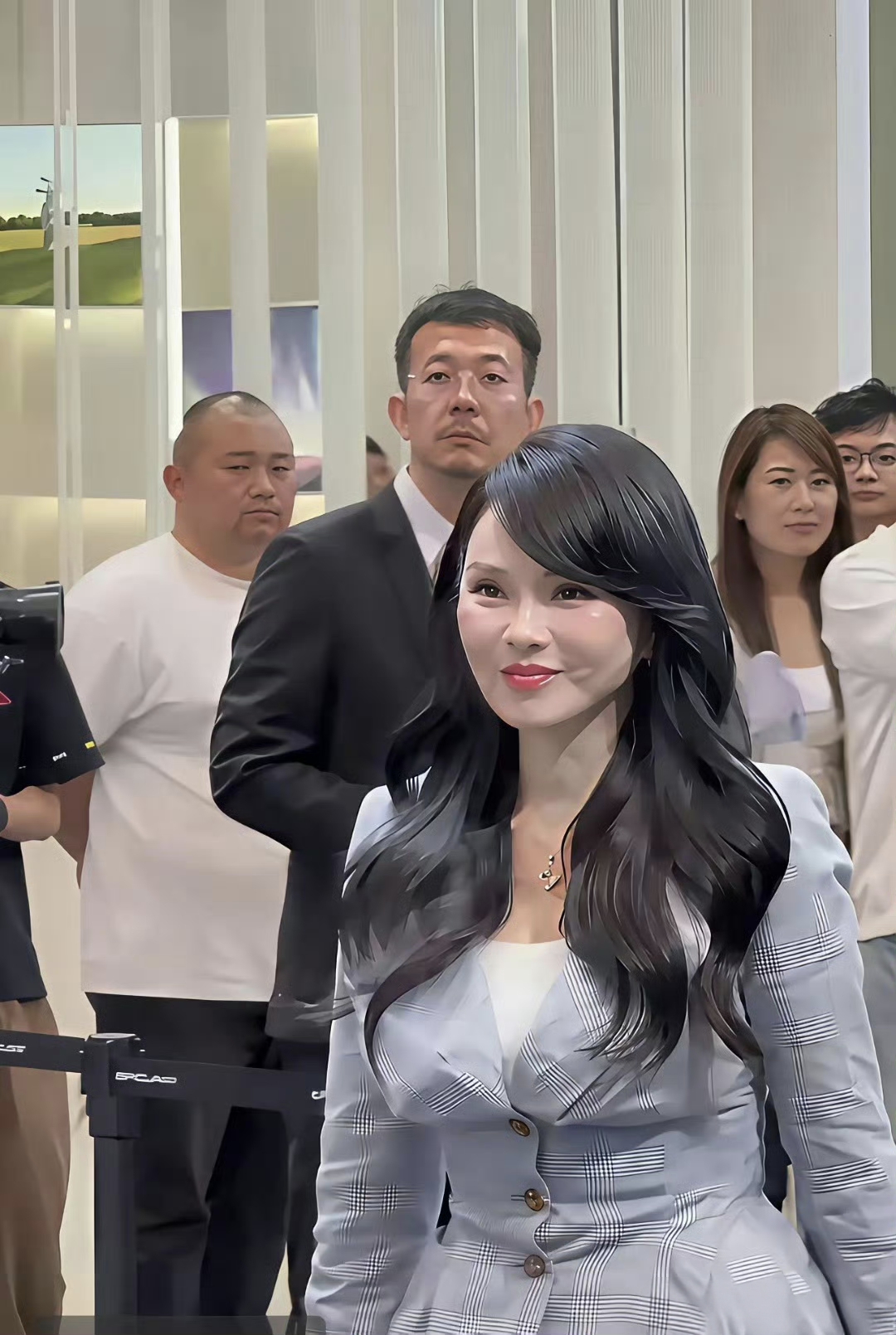 她最大的聪明不是医美，而是结婚后知道自己年龄大了赶紧跟秦昊生了一个属于他俩的孩子，孩子是婚姻的纽带，有了纽带才能更牢固。
 
这话乍一听挺在理，可你把时间线摊开看，会发现一个被忽略的细节。伊能静和秦昊是2015年3月办的婚礼，小米粒2016年6月出生。中间隔了一年多。一个四十六七岁的女人，婚后一年多