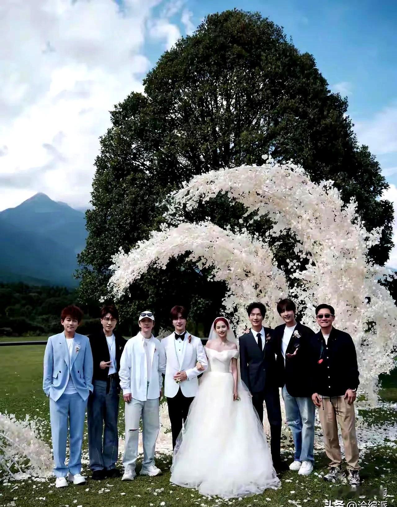 张远又双叒被拉去唱婚礼了，王栎鑫这一嗓子喊得，我都替他头疼。
远哥刚想岔开话题，陆虎立马补刀说人家婚庆专业户，王铮亮还在旁边点头称是，说唱得喜庆。
这哪是兄弟聚会啊，分明是批斗大会现场。

张远那句“听到婚礼就想跑”估计是肺腑之言，结果王栎鑫还不放过他，直接撂话下一场还点名，这兄弟情谊简直比婚礼进行