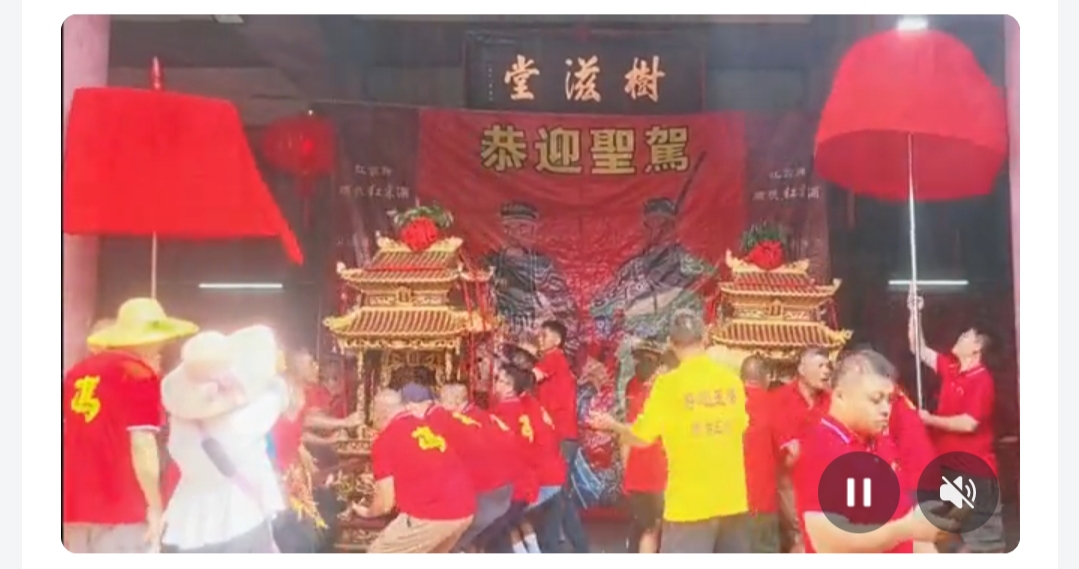 10月17日的顺德均安外村街巷，刚被锣鼓声闹得热火朝天：三百斤重的关帝銮舆被十几个壮汉抬着一路颠行，罗伞队伍跟在后面把彩绸甩得猎猎作响，路边阿婆攥着整袋橘子往路过的游客手里塞，刚上小学的孩童举着半根甘蔗跟着队伍跑了半条街，这一幕网友实拍的鲜活场景，正是有着170多年历史的省级非遗“关帝侯王出游”的寻